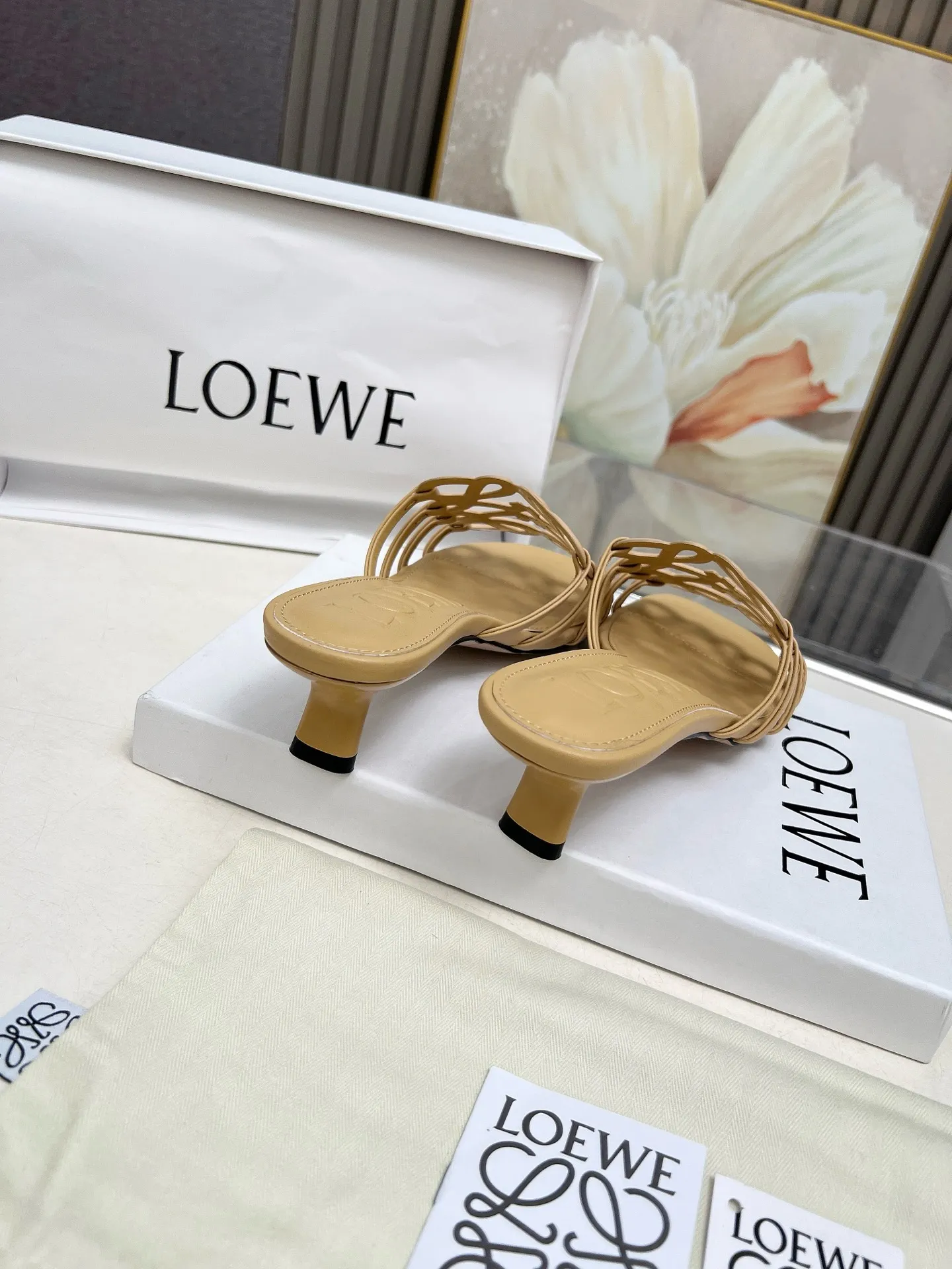 👟👟Ex-factory price 500👟👟 LOEWE 2025 SS summer limited edition hollow slippers, it is a very comprehensive noble fashion brand, highly recommended to all little fairies.   1⃣️Material: Imported cowhide 2⃣️Inner lining: Imported Italian lambskin, super soft and delicate 3⃣️Outsole: Imported Italian original original color genuine leather outsole Heel height 4.5 4⃣️Code number: 35 to 39 (40.41.42.43. Customized)